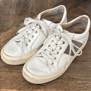 Vaneli White Sneakers Classic Minimalist Design